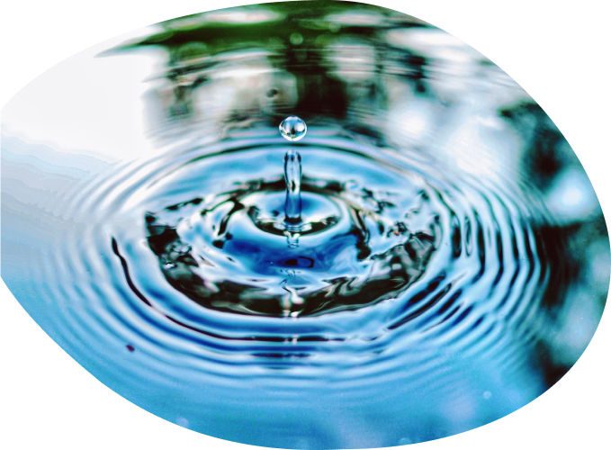 Goccia che cade nell'acqua creando delle onde