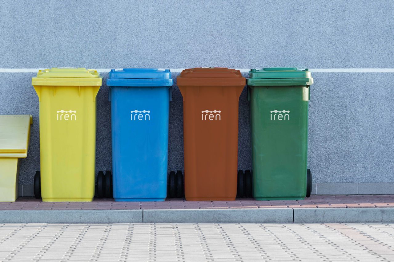 Bidoni per la differenziata colorati con il logo iren
